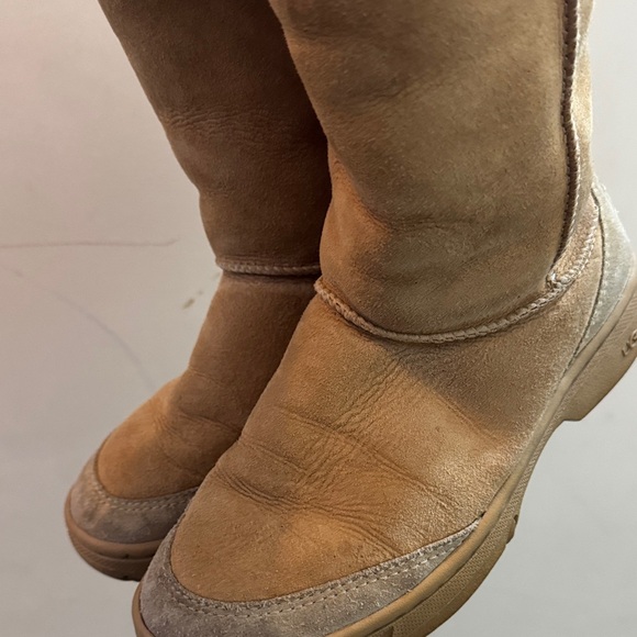 UGG Classic Tan Boots with Shearling - Picture 5 of 12